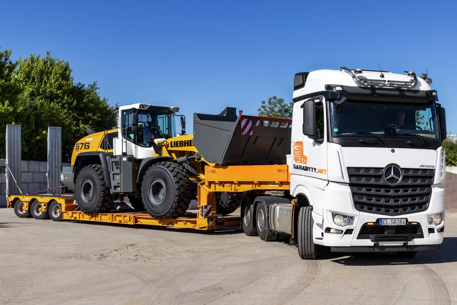 Ładowarka kołowa Liebherr na naczepie niskopodwoziowej Gabaryty.net